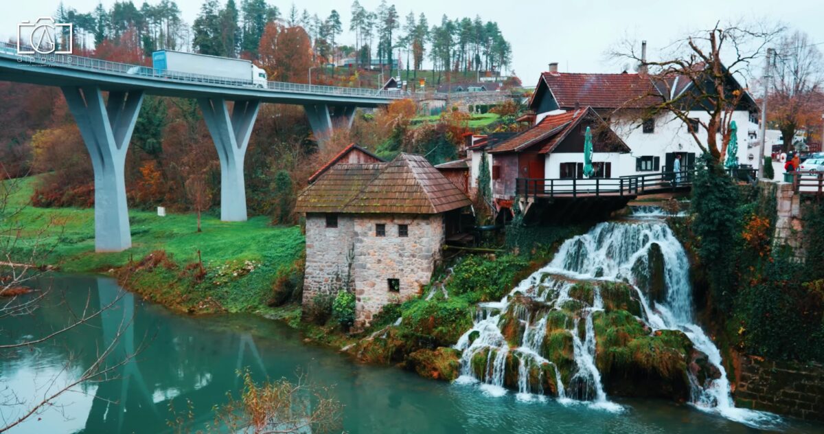 Satul construit pe 23 de cascade care fascinează Europa. Se află aproape de România