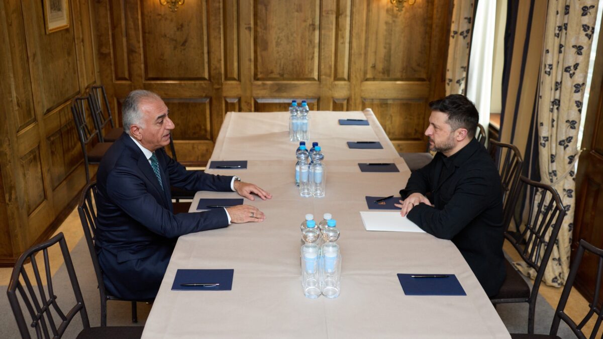 Volodimir Zelenski, întâlnire cu Reza Pahlavi, fiul ultimului șah al Iranului. Ce au discutat cei doi la Conferința de la Munchen