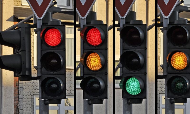 Sancțiuni pentru șoferi chiar dacă trec pe verde la semafor