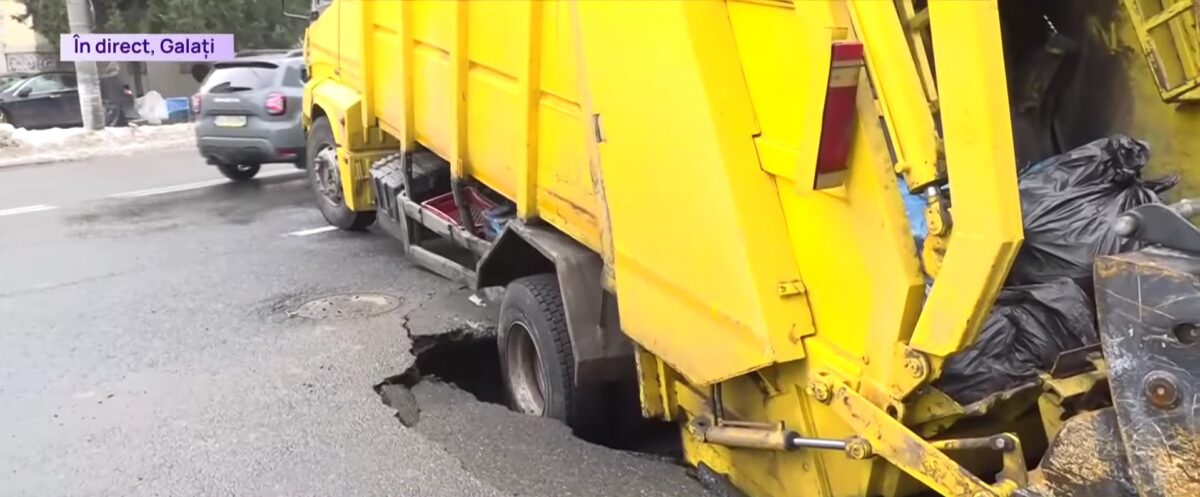 Șosea surpată în Galați. O mașină de gunoi a rămas blocată în crater