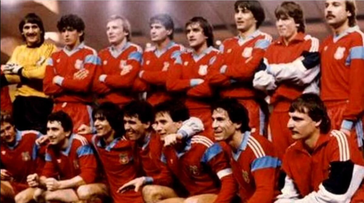 24 februarie 1987. Ultimul mare trofeu câștigat de o echipă românească în Europa. Hagi, la mijloc între fiii lui Ceaușescu