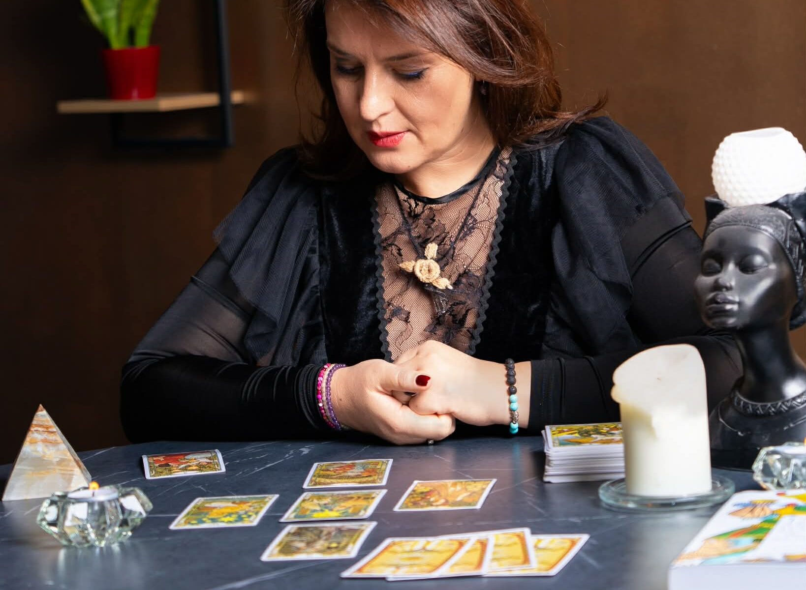 Exclusiv. De ce tot mai mulți oameni caută răspunsuri despre viitor. Ce vor să știe în era tehnologiei