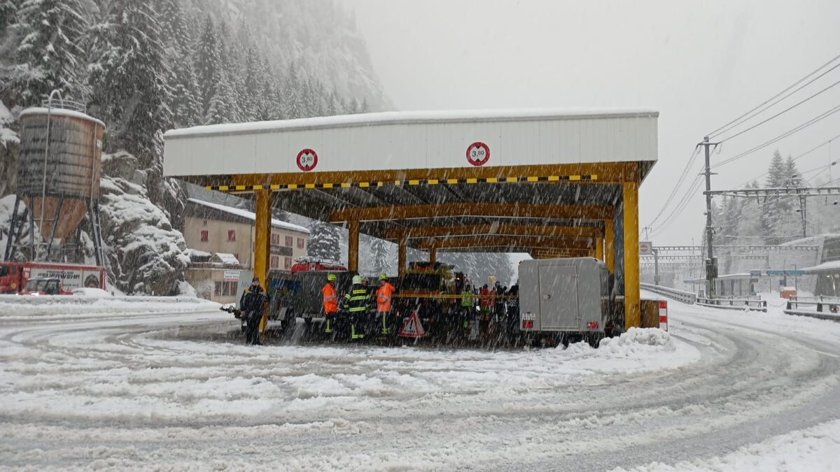 Tren de pasageri deraiat în Elveția după o avalanșă. 80 de persoane urmează să fie evacuate