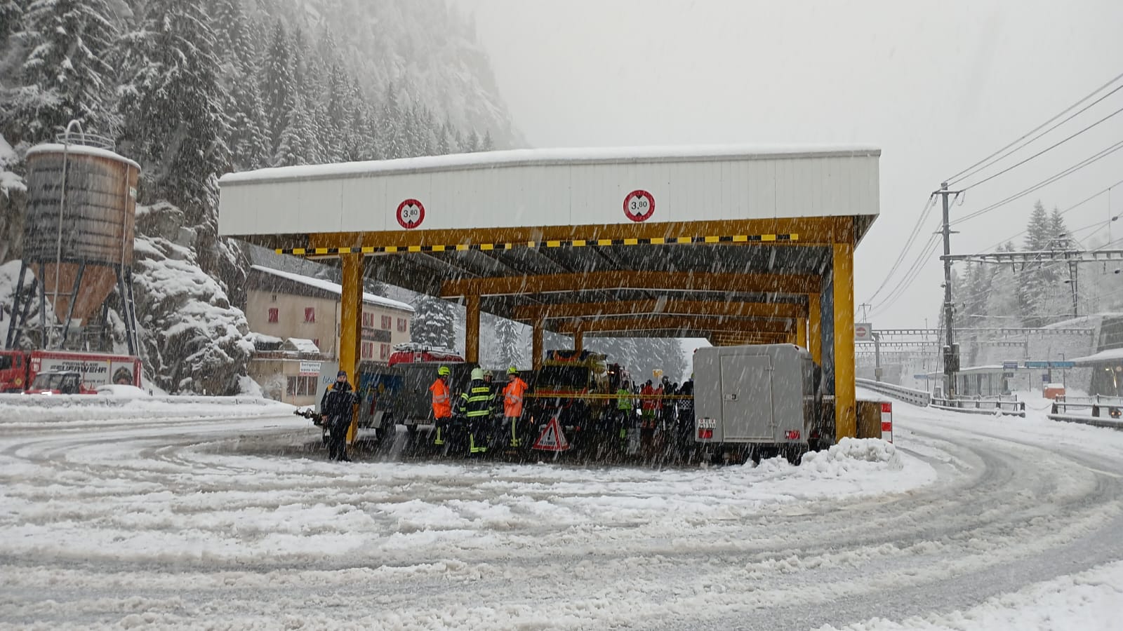 Tren de pasageri deraiat în Elveția după o avalanșă. 80 de persoane urmează să fie evacuate