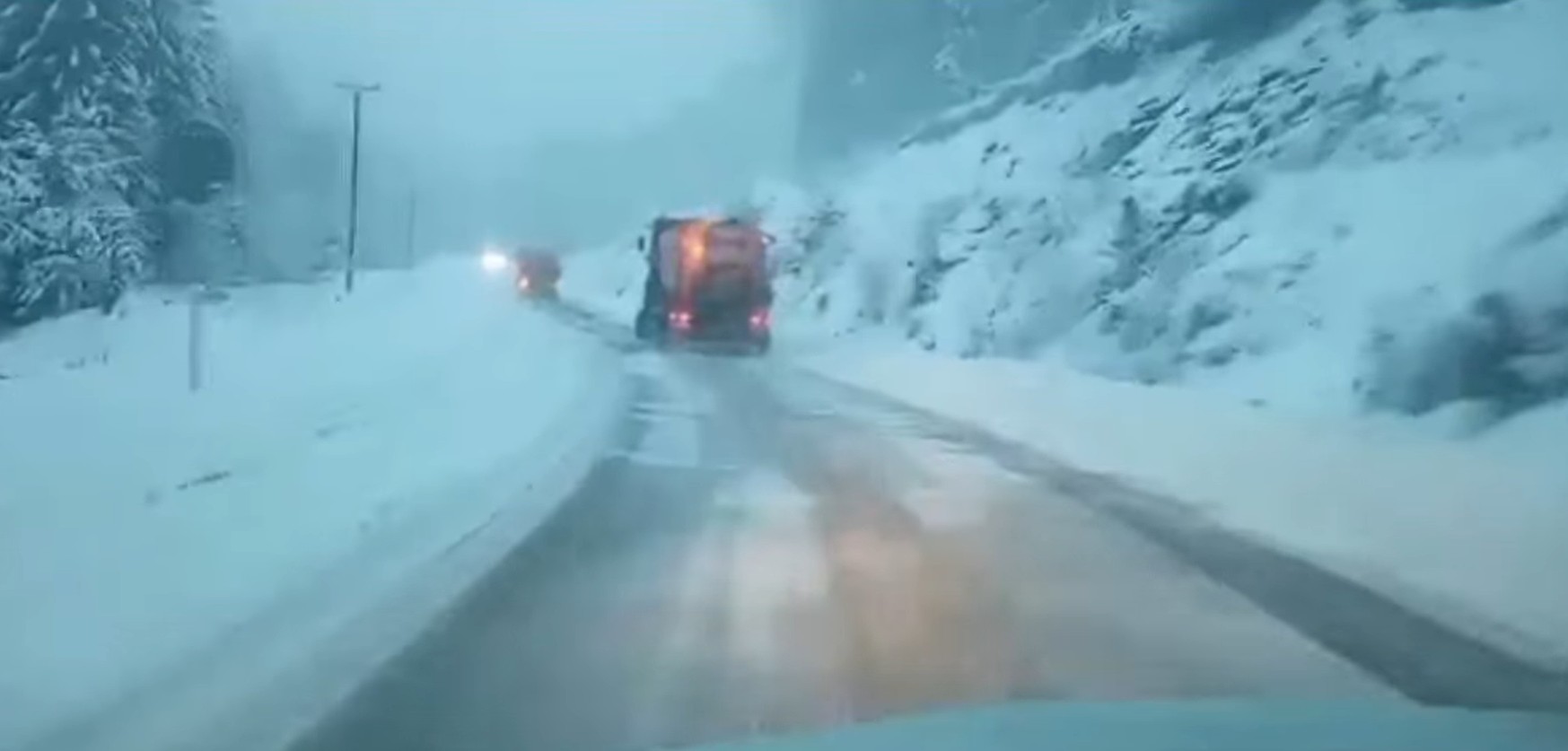 Zona montană a județului Vâlcea, afectată de ninsori abundente. Drumarii intervin pe DN 7A