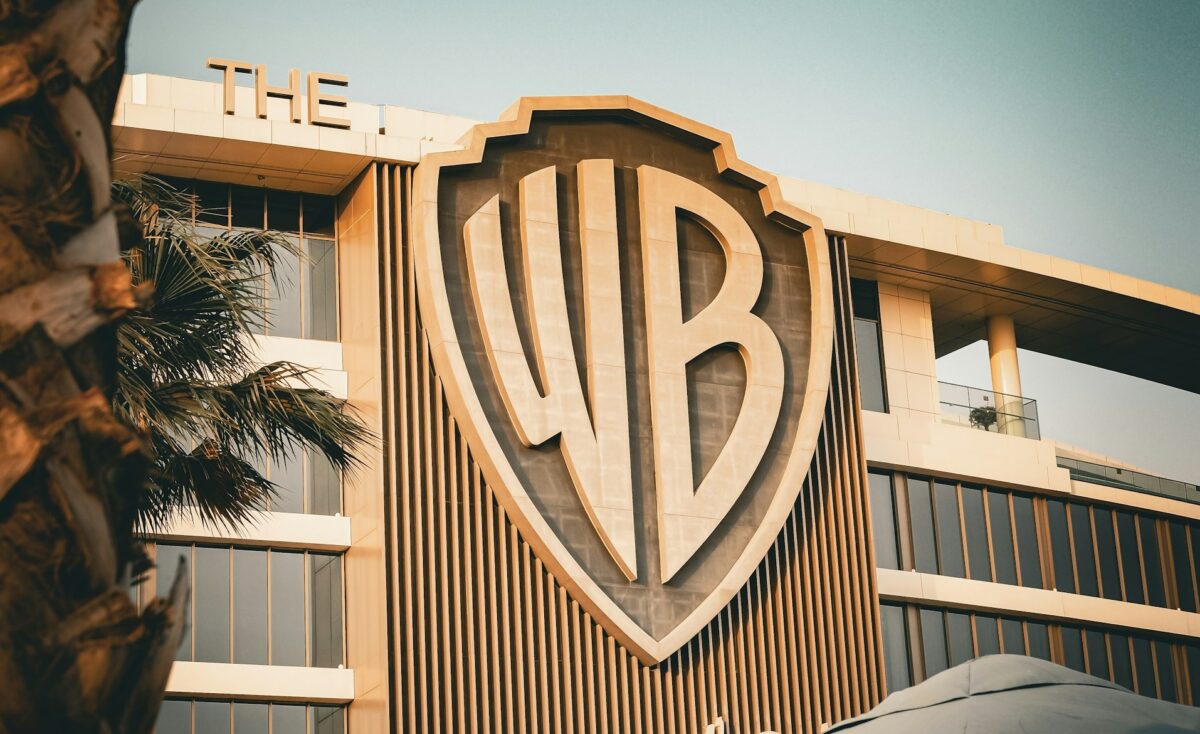 Warner Bros. Discovery reia negocierile cu Paramount. Competiția cu Netflix se reaprinde