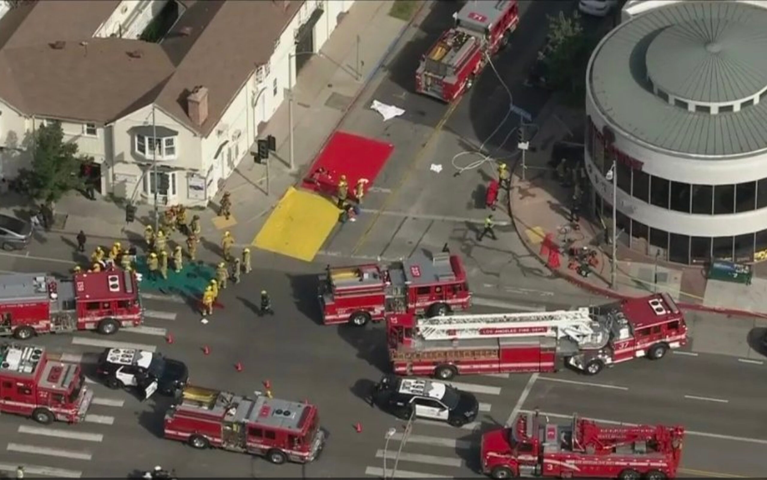 O mașină a intrat într-un supermarket din SUA. Trei persoane au murit, șase sunt rănite