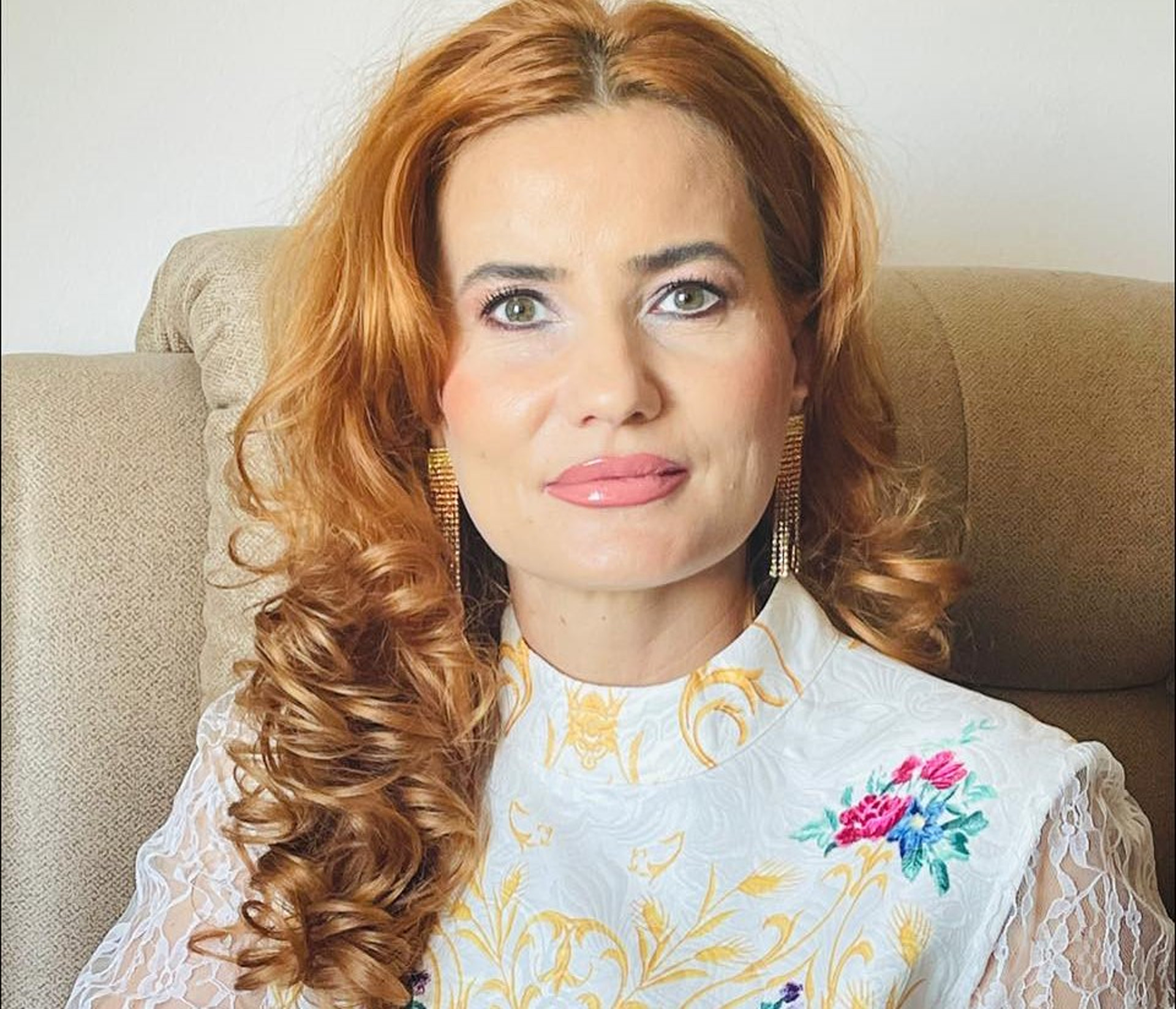 Arina Moș, numele care apare constant în cariera lui Bolojan. Dan Andronic: Odată cu ascensiunea domnului, a avansat și doamna