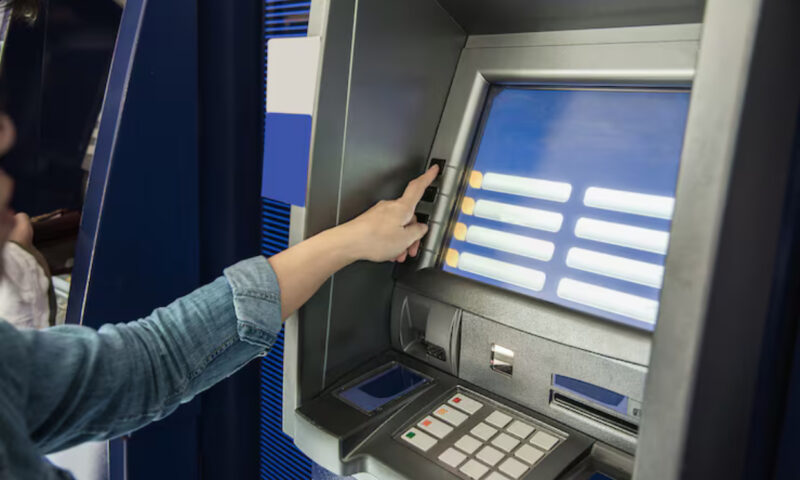 O nouă regulă privind bancomatele din România ajunge în Parlament. Ce obligații ar putea avea băncile