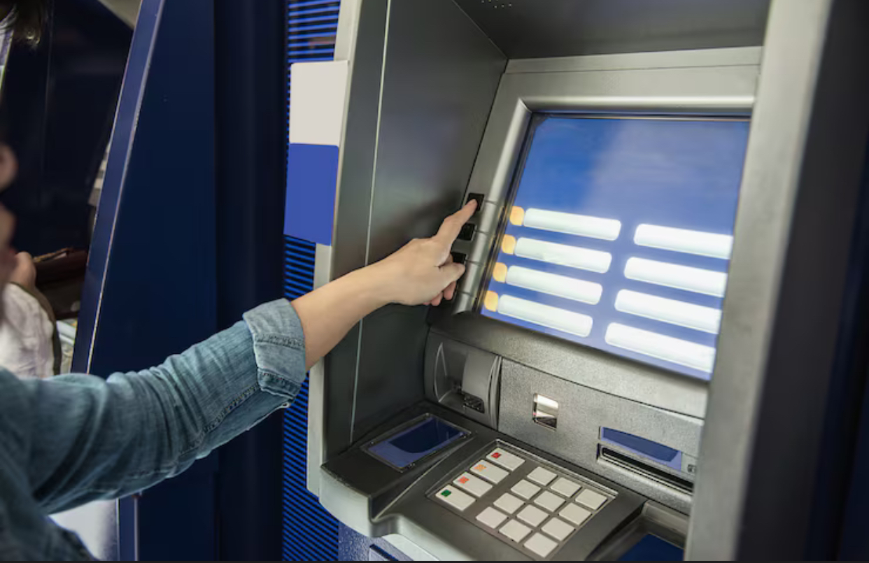 O nouă regulă privind bancomatele din România ajunge în Parlament. Ce obligații ar putea avea băncile