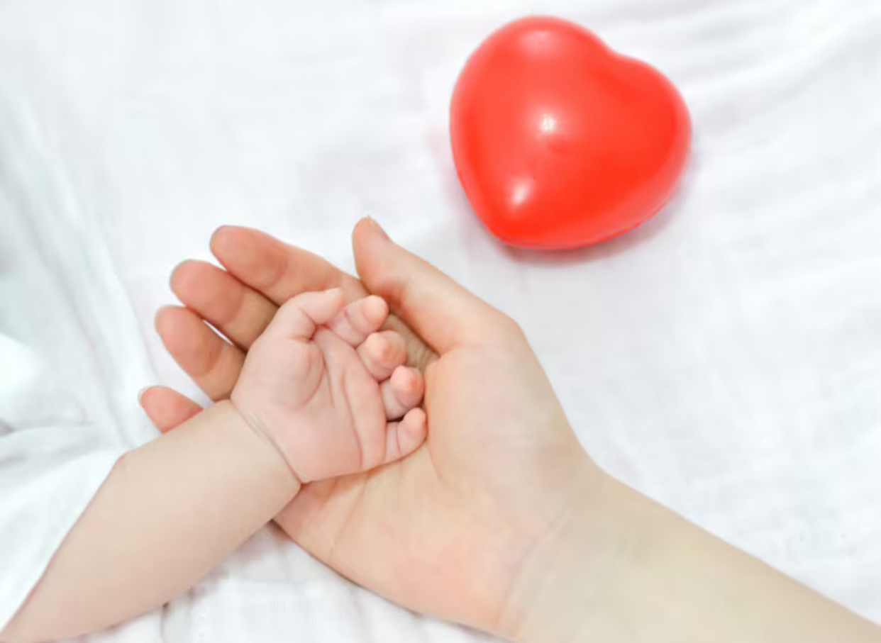 Ce nume nu ai voie să le dai copiilor în 2026. Toți părinții din România, obligați să respecte legea