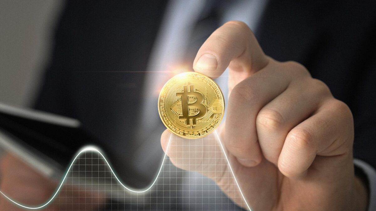 Bitcoin, scădere sub 73.000 de dolari. Prețul a scăzut la cel mai redus nivel din ultimele luni