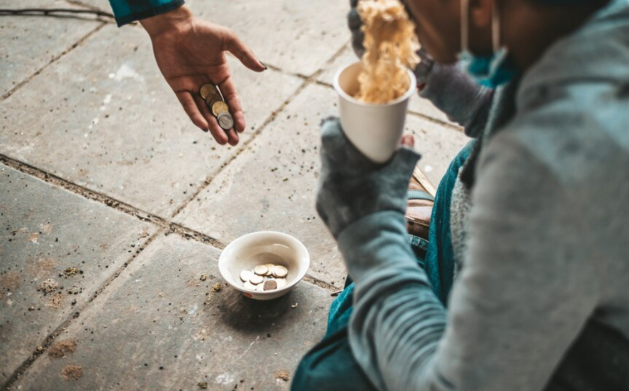 Patru copii din Capitală, obligați de familie să cerșească. Părinții au fost reținuți de polițiști