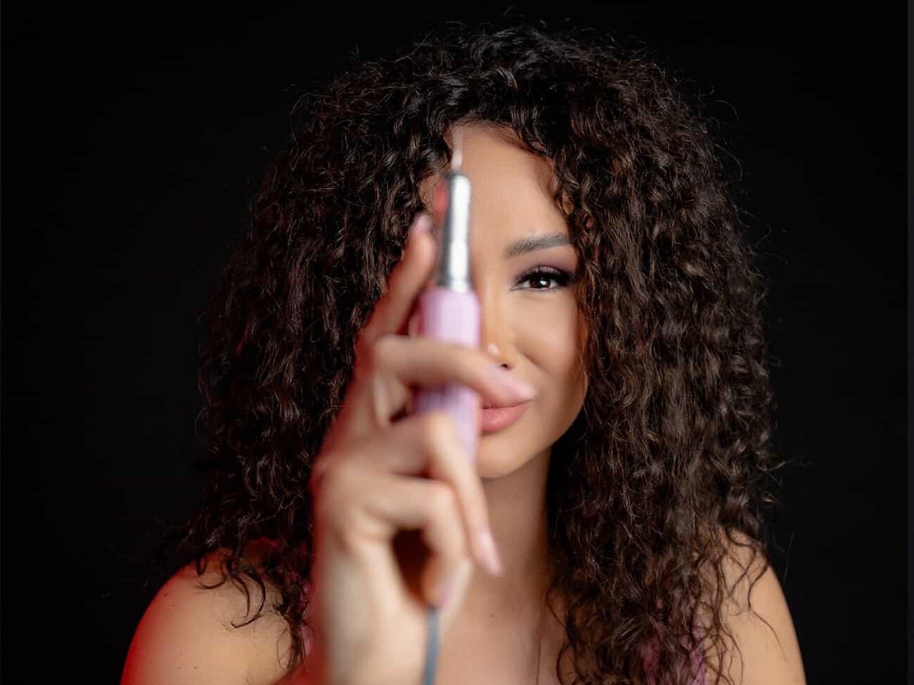 Exclusiv. De la clipuri virale la taxe și chirii. Cât câștigă cu adevărat un nail artist în România