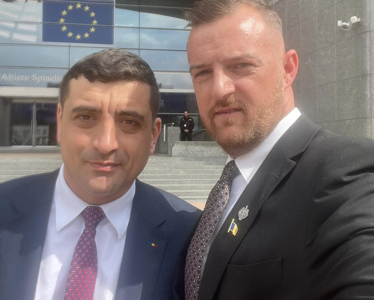 Capră îmbrăcată în sigla PSD, plimbată la protest de un deputat AUR: Au dat foc la țară