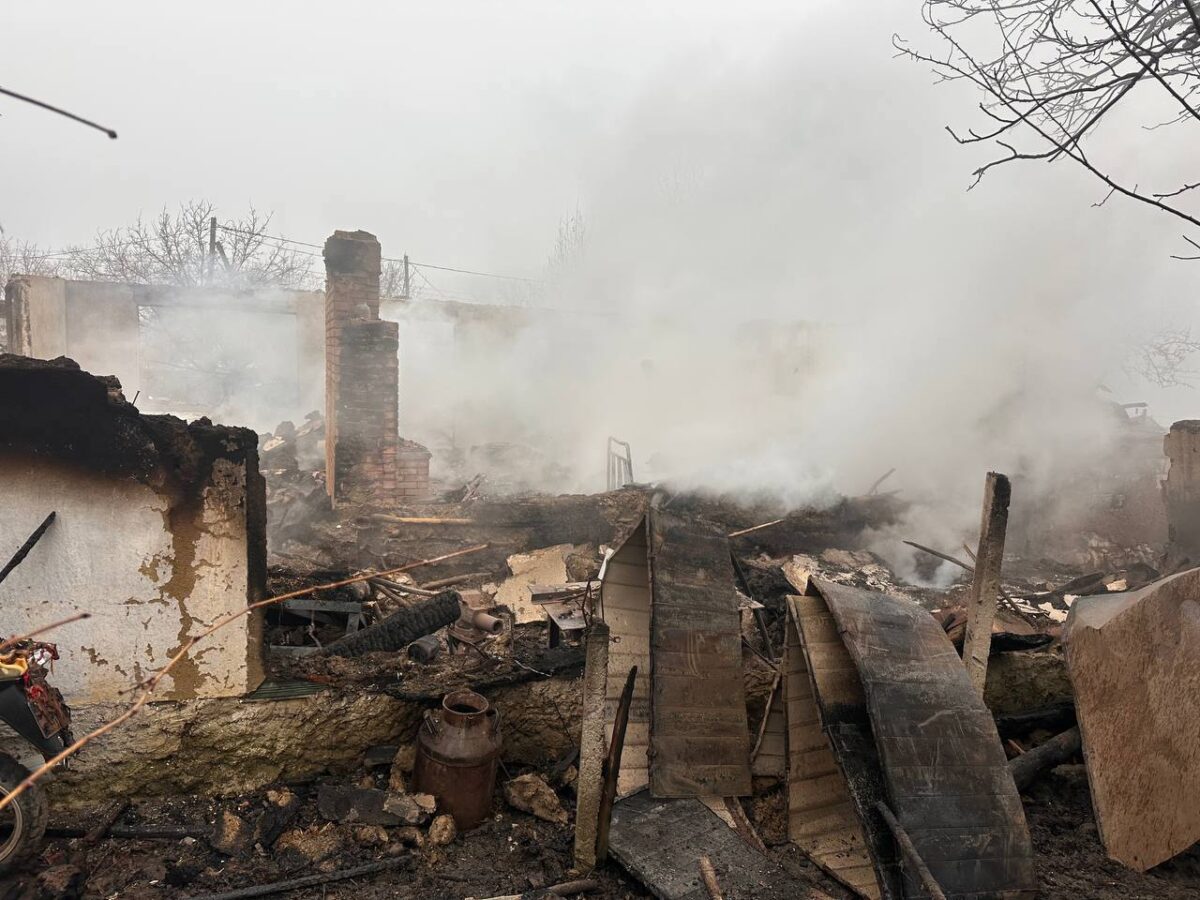 Tragedie la Ulmu, raionul Ungheni. O casă a ars până în temelii, după ce pompierii nu au putut ajunge din cauza ghețușului. Foto