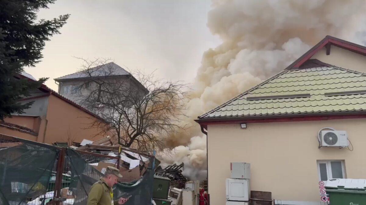 Incendiu la Spitalul Militar din Brașov. Un container sanitar a fost mistuit de flăcări