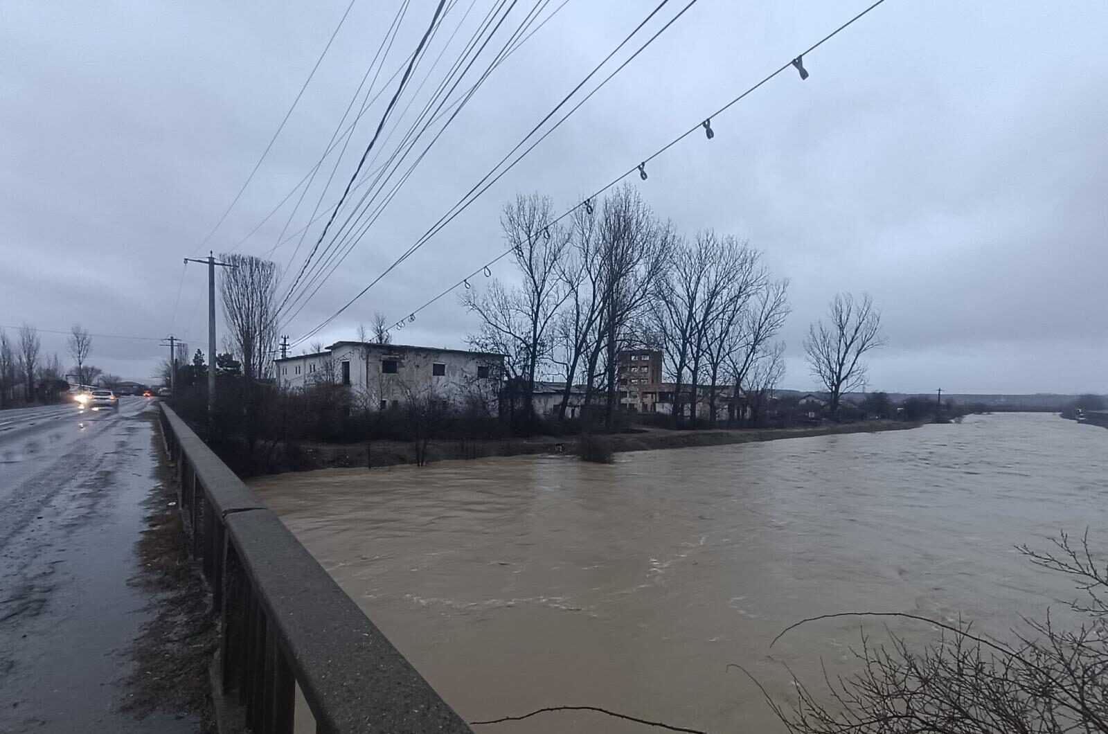 Inundații în Buzău. Drumuri și gospodării din județ, acoperite de ape