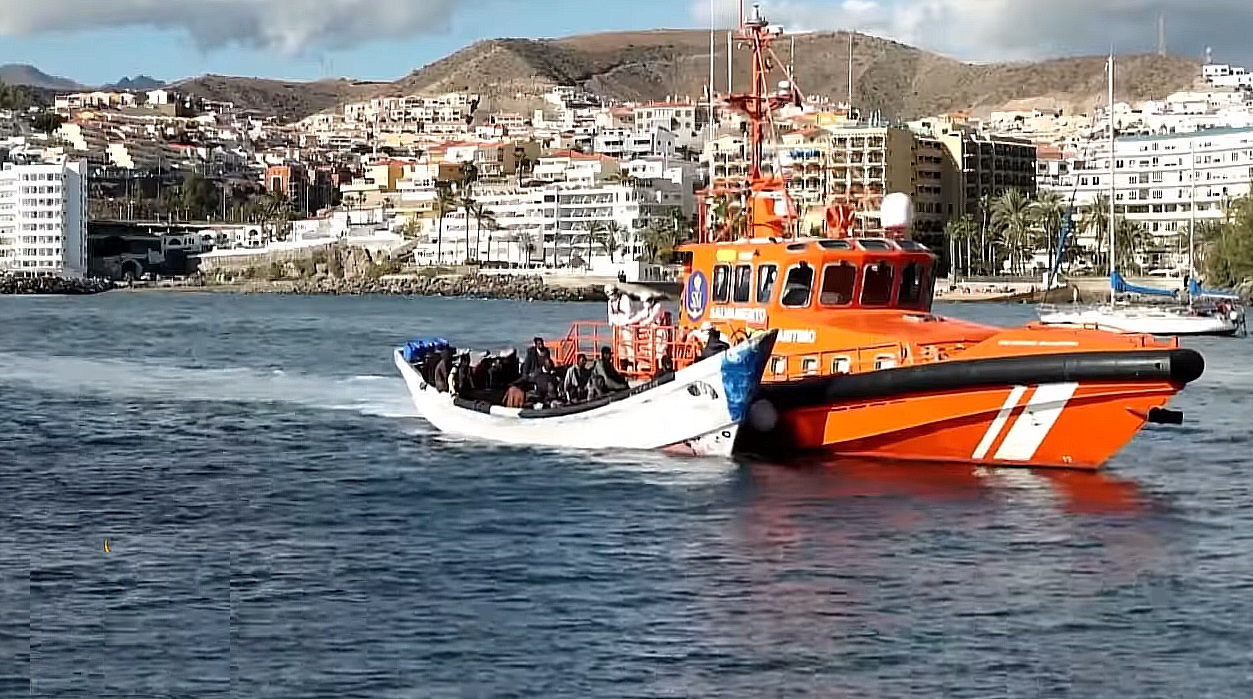 Jumătate dintre „minorii migranți” testați în Insulele Canare s-au dovedit a fi adulți