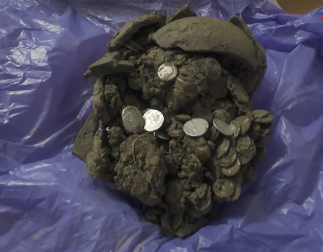 Descoperire arheologică spectaculoasă în Prahova. Un vas cu monede romane, scos la lumină de doi soți