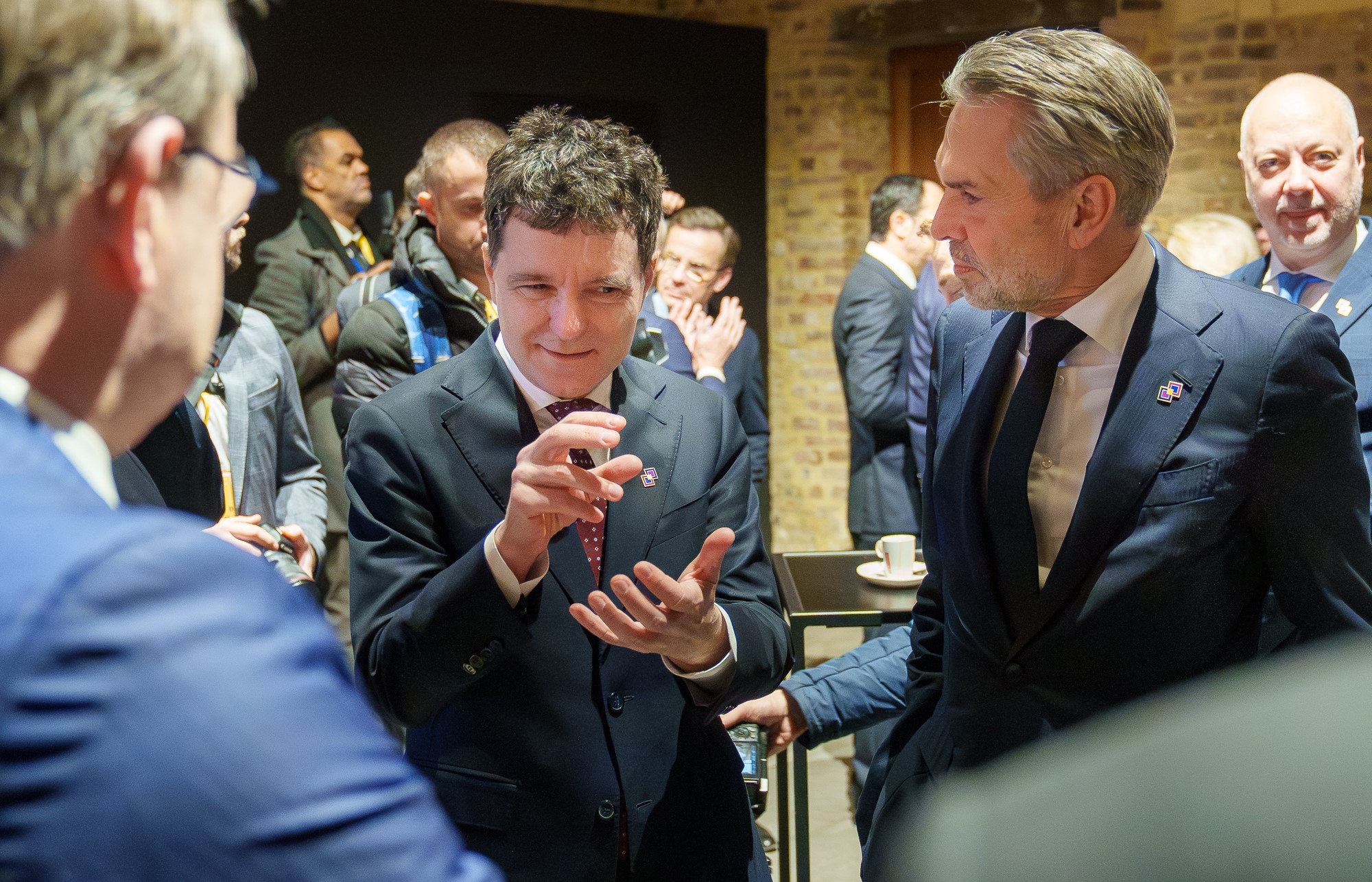 Foaia matricolă și diploma lui Nicușor Dan, cerute în instanță de o fostă judecătoare