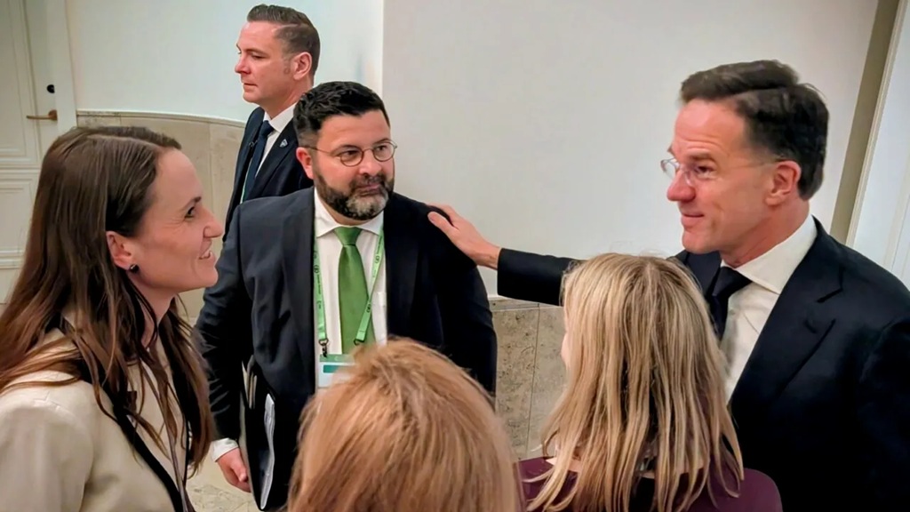 Oana Țoiu se mândrește pe Facebook cu minutul petrecut alături de Mark Rutte