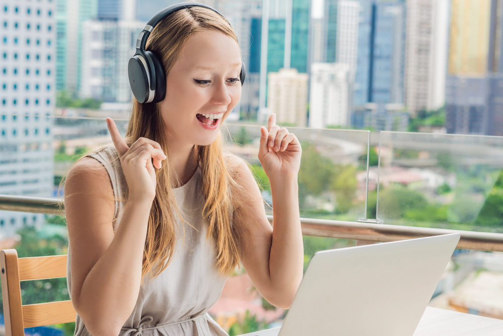 Top 6 platforme prin care elevii români învață engleza de acasă