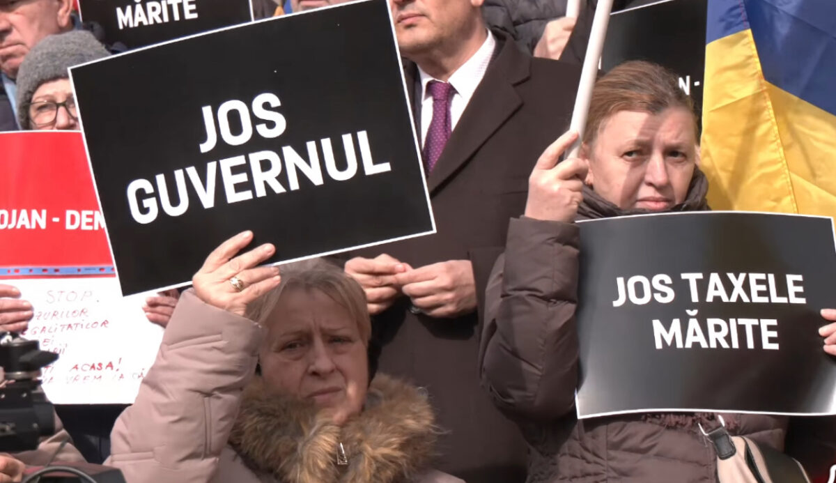 George Simion și-a scos susținătorii în stradă. Protestatarii cer reducerea taxelor și impozitelor locale: Să plece hoţii/ Să vină patrioţii