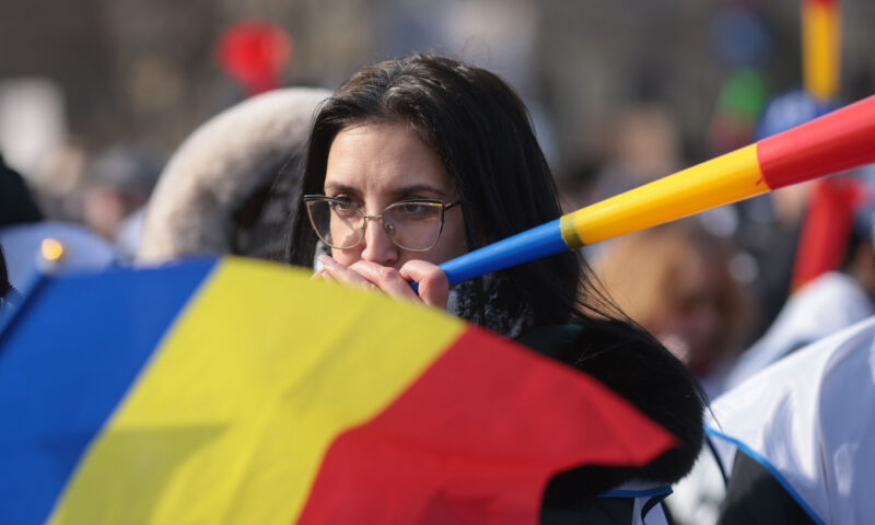 Susținătorii lui Ilie Bolojan au ieșit în stradă în Piața Victoriei înaintea votului pe moțiunea de cenzură