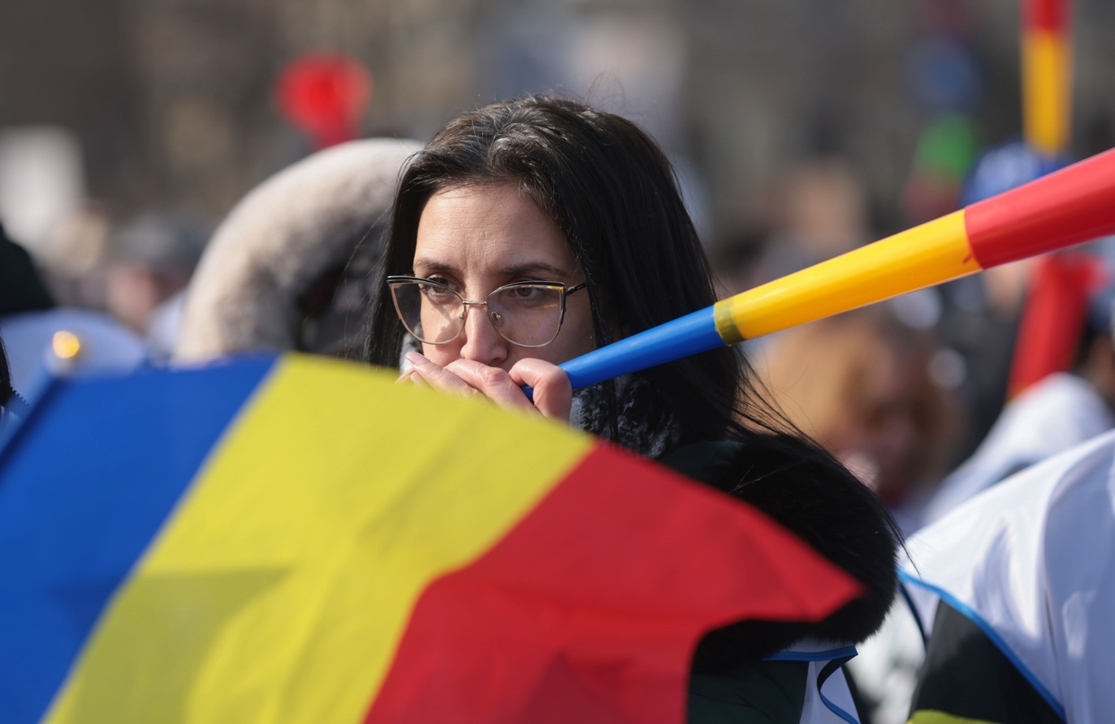 Susținătorii lui Ilie Bolojan au ieșit în stradă în Piața Victoriei înaintea votului pe moțiunea de cenzură