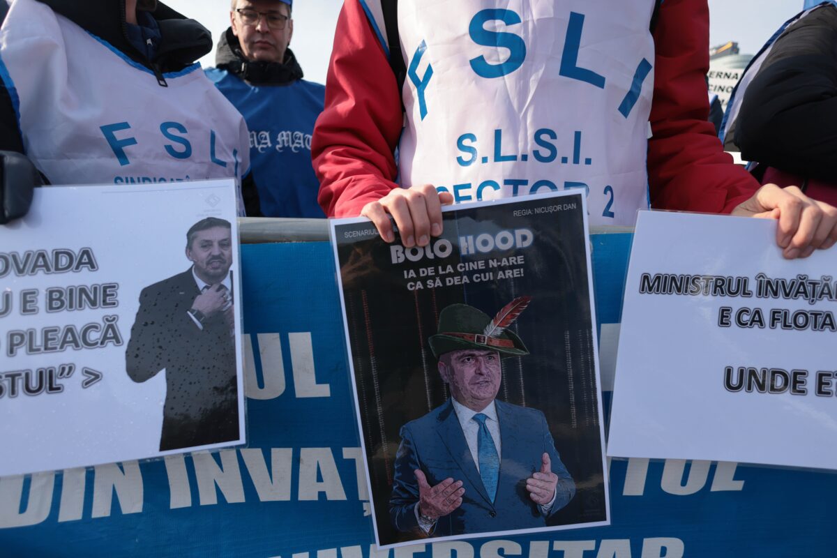 Trei sferturi dintre profesori, dispuși să participe la grevă. Deocamdată, protestează în stradă