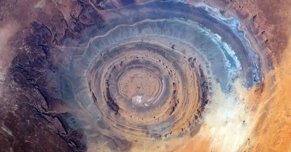 Ochiul Saharei, văzut din spațiu. Structura Richat, formațiunea circulară uriașă care a alimentat teorii despre orașe pierdute