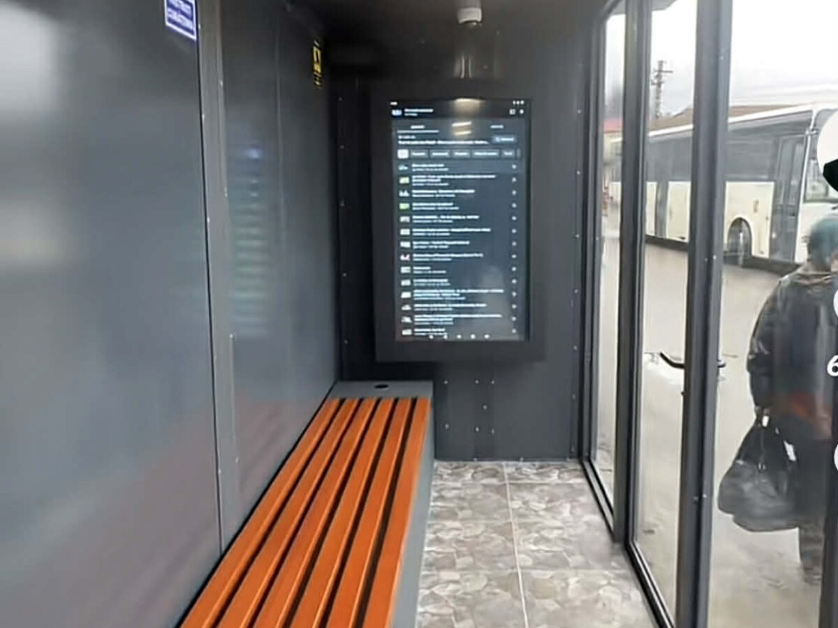 Exclusiv. Cea mai modernă stație de autobuz din țară, inaugurată într-o comună din Moldova. Are încălzire în pardoseală, bănci inteligente și Google TV