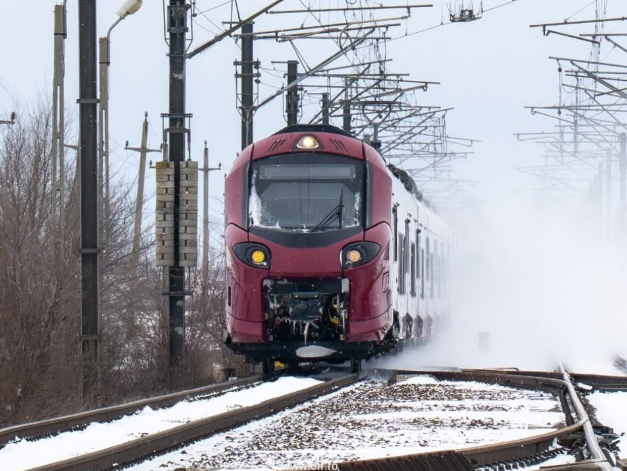 Traficul feroviar, paralizat din cauza unei șine rupte în apropiere de Brașov. Călătorii, blocați în tren