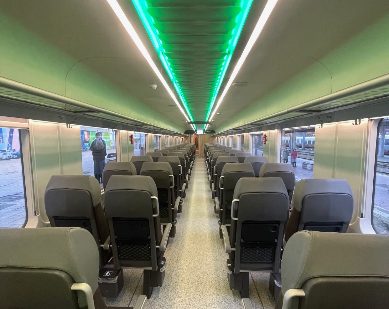 Mai multe vagoane modernizate pentru sezonul estival. CFR Călători a introdus încă 42 în circulație