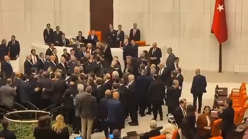 Bătaie în Parlamentul Turciei după numirea noului ministru al Justiției. Nominalizarea lui Akin Gurlek provoacă tensiuni politice