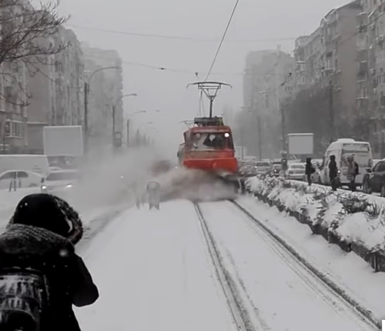 Circulația tramvaielor din București, afectată de condițiile meteo. Mai multe linii de transport, blocate