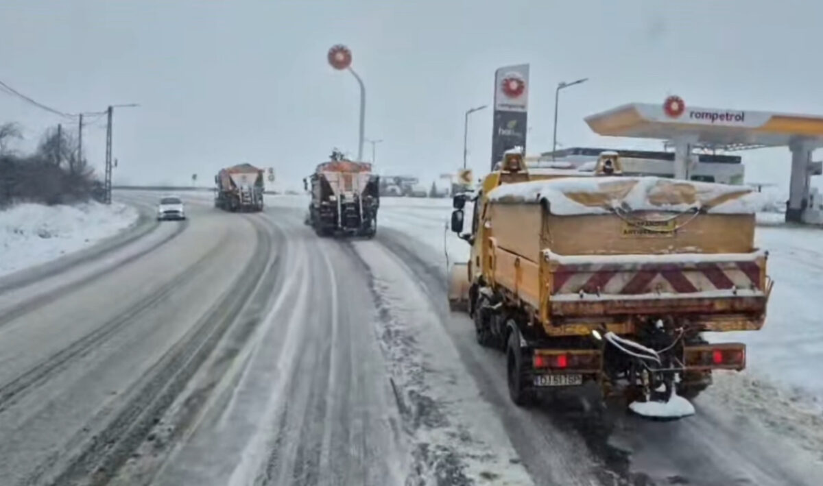 Se circulă în condiții de iarnă pe drumurile din România. Șoferii,  sfătuiți să circule cu prudență