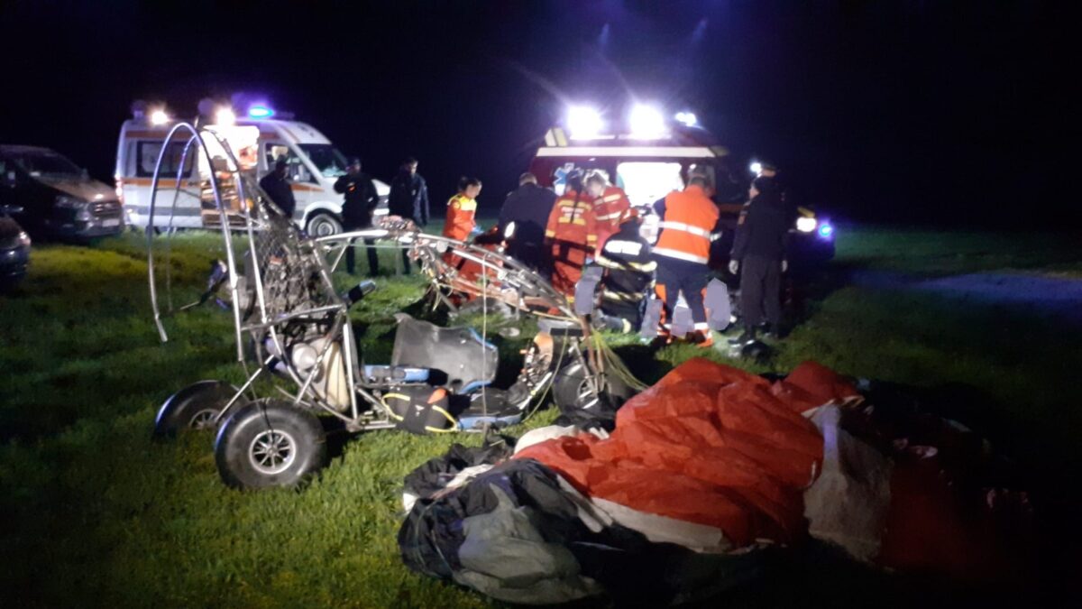 O parapantă cu motor s-a prăbușit în Bihor. Pilotul și o tânără de 19 de ani au murit