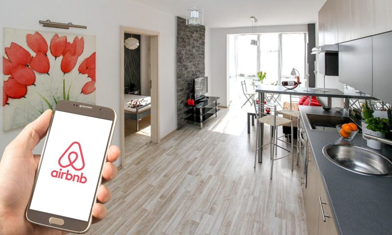 Comisia Europeană pregătește noi reguli pentru Airbnb. Orașele ar putea limita închirierile pe termen scurt