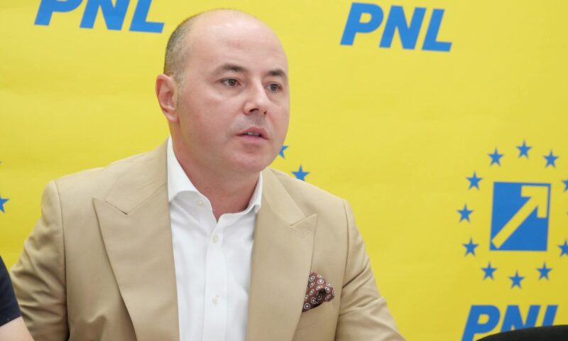 Alegerile anticipate, în centrul disputei politice. PNL ar putea sesiza CCR dacă Guvernul Mureșan nu trece de Parlament