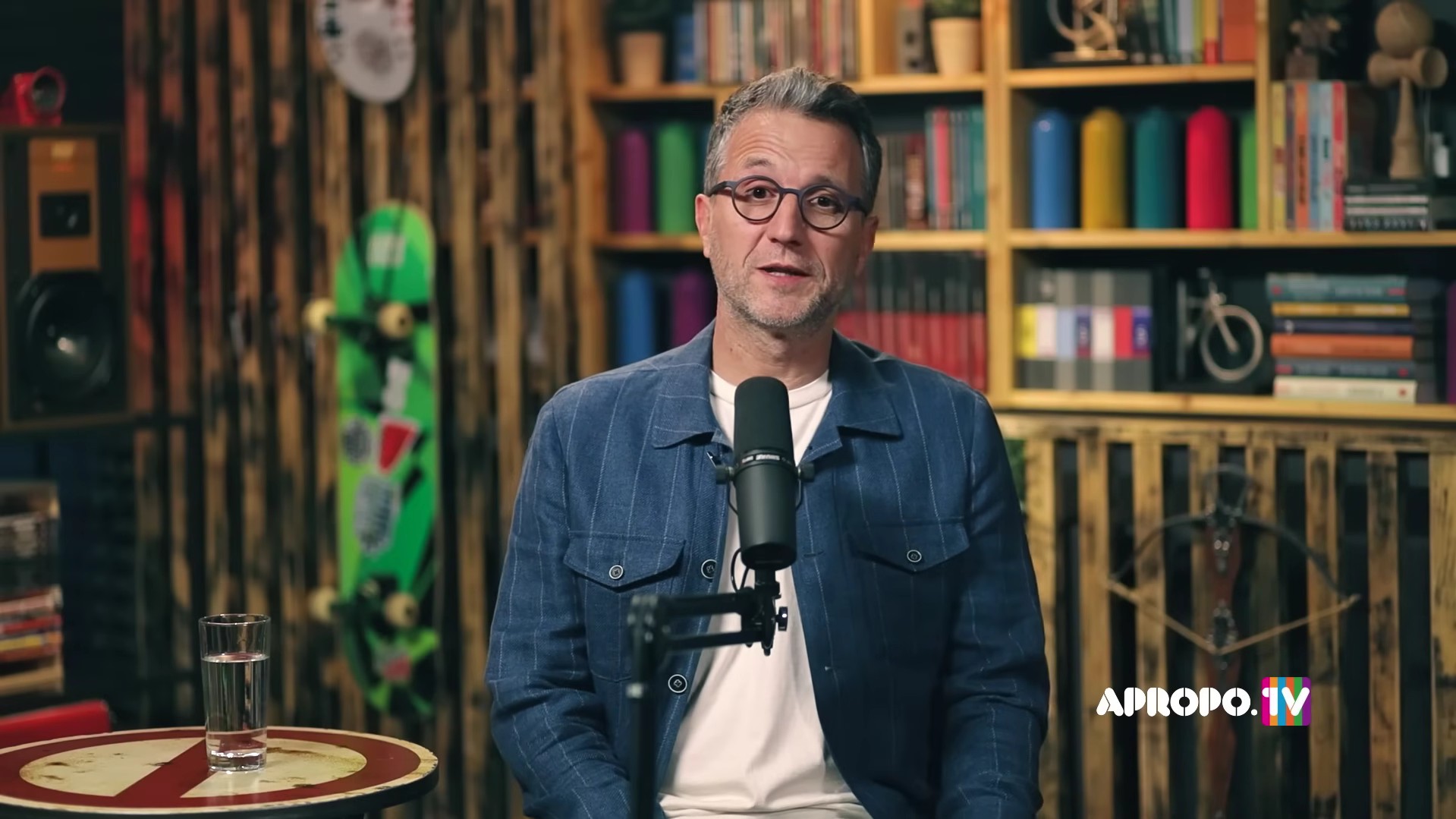 De ce a fost scoasă de pe post, de fapt, emisiunea Apropo TV, moderată de Andi Moisescu