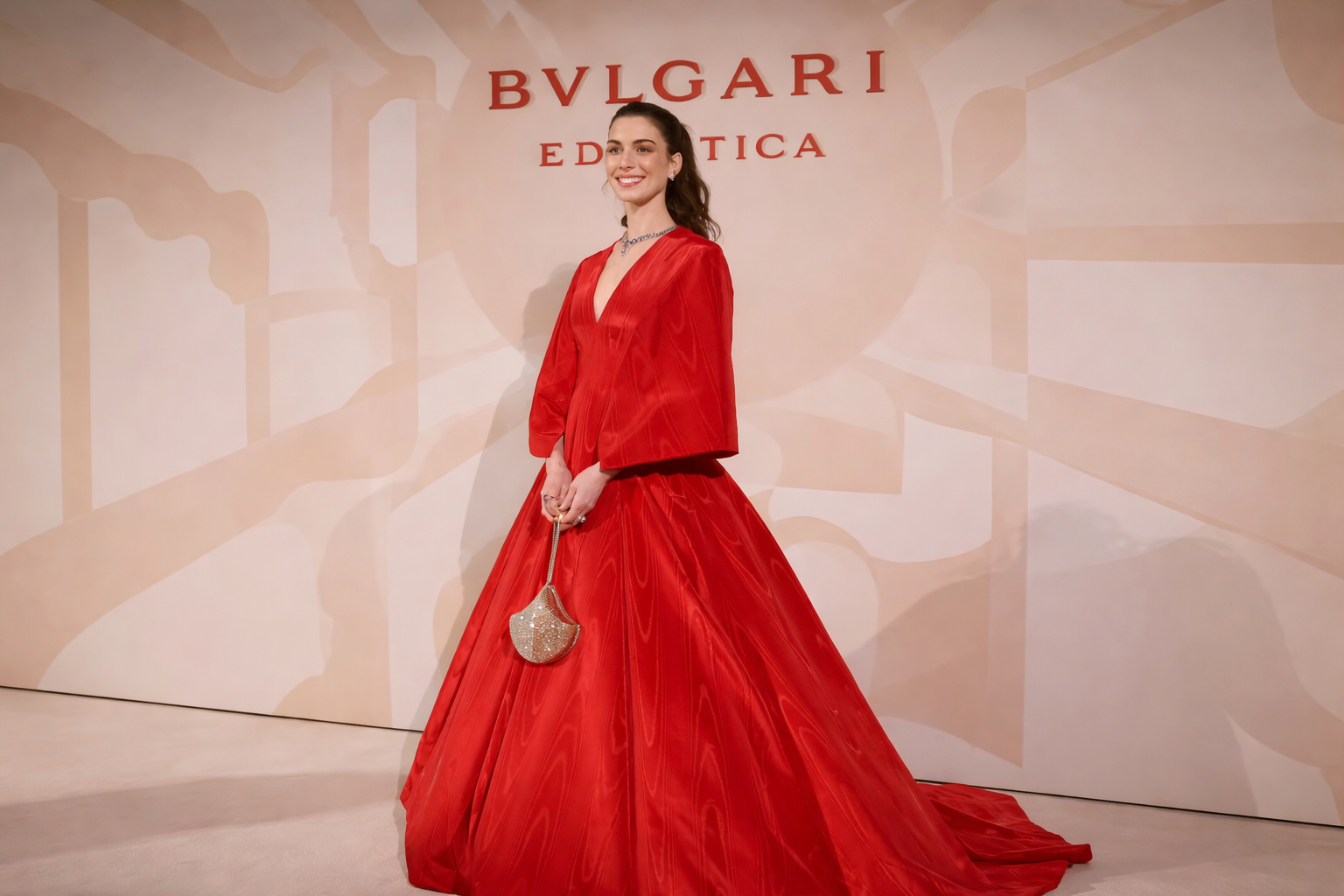 Anne Hathaway poartă haine similare cu ale lui Meryl Streep din „The Devil Wears Prada”. Reclamă pentru continuarea filmului?