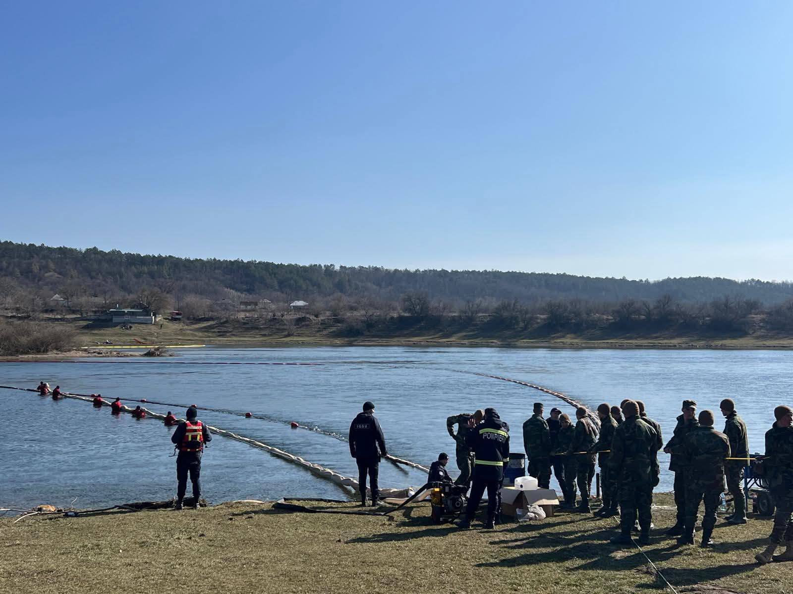 România trimite al treilea transport de echipamente pentru intervenția pe Nistru, după poluarea cu produse petroliere