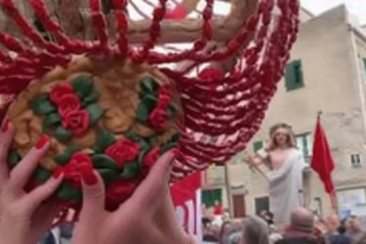 Tradiții de Paști neobișnuite din lume. De la bătăi cu apă la festivaluri spectaculoase