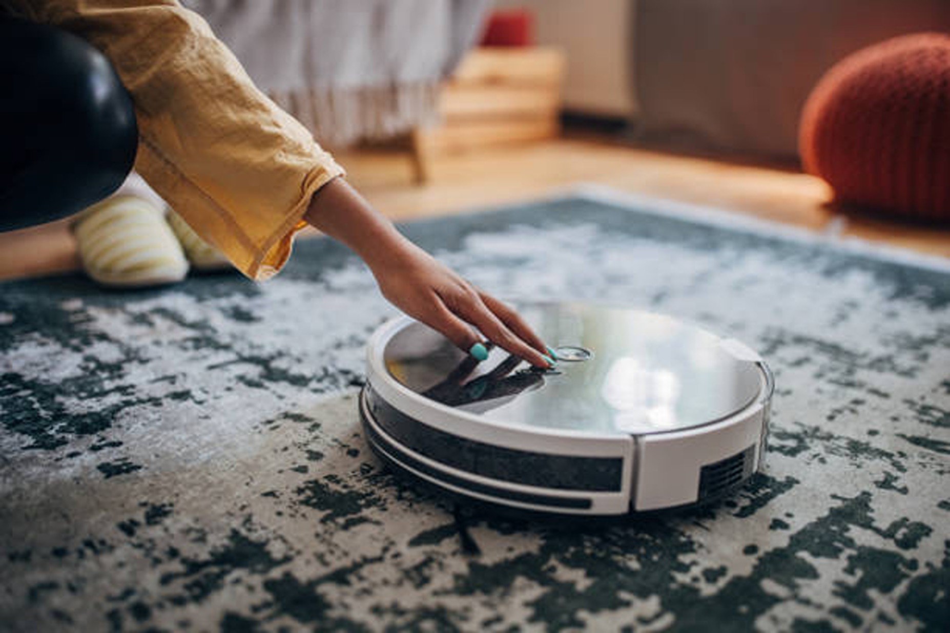 Pericolul ascuns din casa ta: aspiratoarele „inteligente”, smart TV-urile sau difuzoarele, poartă deschisă pentru hackeri