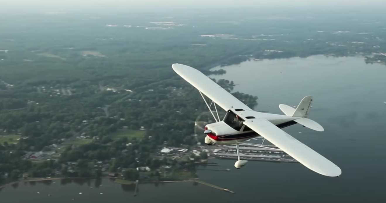 Avionul unui influencer rus, doborât după ce ar fi fost confundat cu o dronă ucraineană. Două persoane au murit