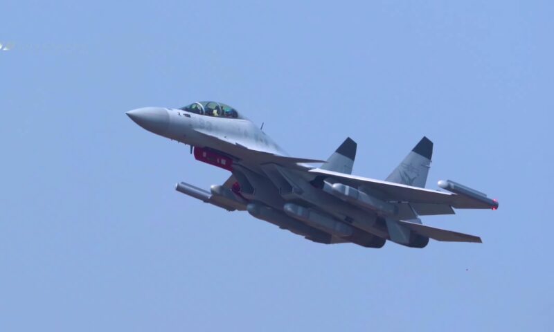 Avion de luptă F-4 Phantom, prăbușit în timpul unui show aerian în Grecia. Coloana de fum s-a ridicat în fața miilor de spectatori
