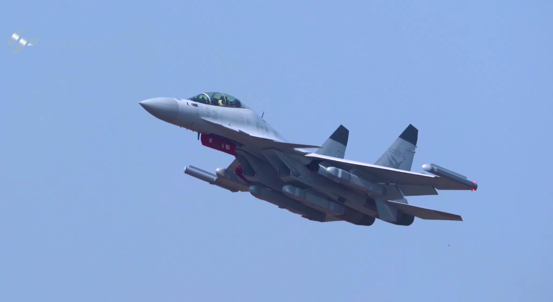 Avion de luptă F-4 Phantom, prăbușit în timpul unui show aerian în Grecia. Coloana de fum s-a ridicat în fața miilor de spectatori