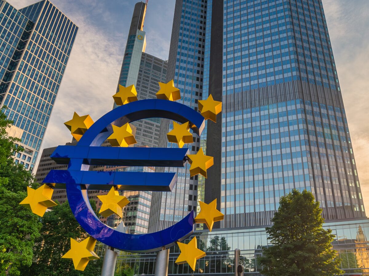 Aderarea la euro, următorul pas pentru România. Termenele avansate de Isărescu și Nicușor Dan